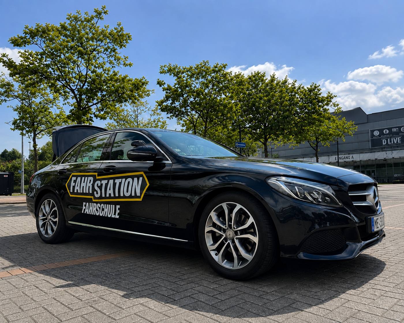 Fahrschulauto der Fahrstation vor dem Ladenlokal an der Kölner Straße in Düsseldorf